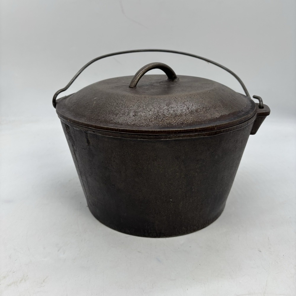 Vintage Unmarked Lodge #8 Cast Iron Dutch Oven 10-1/4 With Wire Handle USA